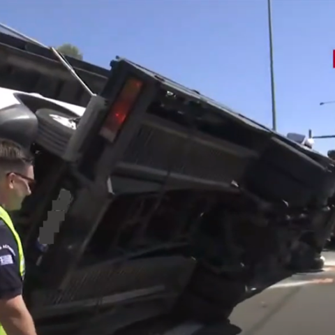 Νταλίκα που μετέφερε οχήματα ανετράπη στην Αττική Οδό