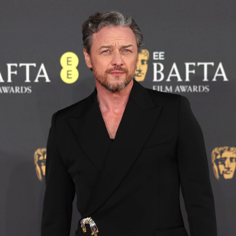 Μεθυσμένος θαμώνας γρονθοκόπησε τον Τζέιμς ΜακΑβόι σε μπαρ στο Τορόντο