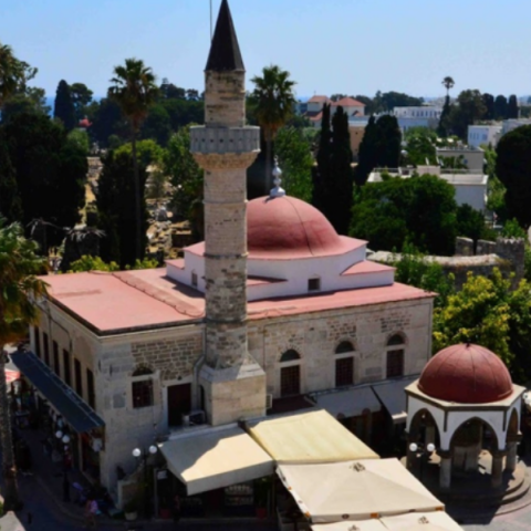 Άποψη του τεμένους Defterdar και της κρήνης της κάθαρσης πριν τον σεισμό του 2017