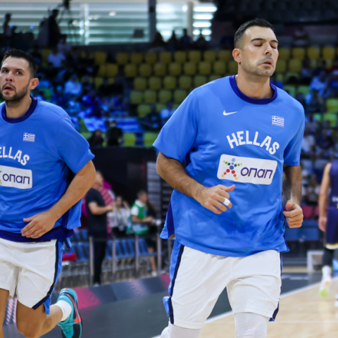 EuroBasket 2025: Η αγκαλιά Παπανικολάου - Σλούκα, μετά το χάλκινο