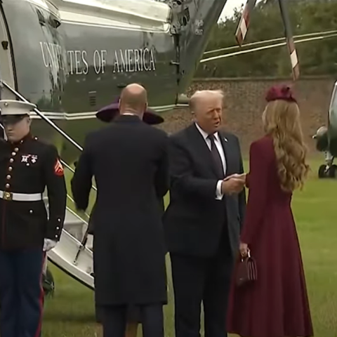 Οι άβολες στιγμές της συνάντησης του Ντόναλντ Τραμπ με τη βασιλική οικογένεια της Βρετανίας