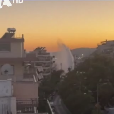 Κερατσίνι: Έσπασε κεντρικός αγωγός της ΕΥΔΑΠ - Πίδακας νερού έφτασε το ύψος πολυκατοικίας