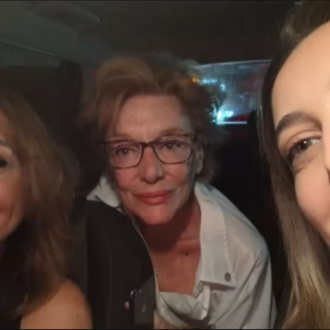 Η Μάρω Κοντού μέσα στο όχημα των δύο γυναικών