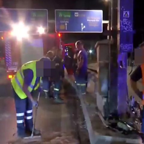 Αυτοκίνητο έπεσε σε κολώνα στον Πειραιά: Νεκρός ο 40χρονος οδηγός, διασωληνωμένη 33χρονη