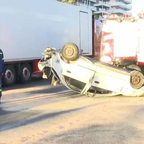 Τροχαίο στην Ποσειδώνος: Ένας τραυματίας μετά από ανατροπή αυτοκινήτου 