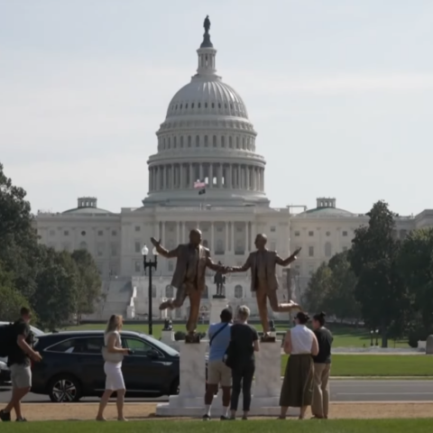 Άγαλμα με τους Τραμπ - Έπσταϊν να κρατιούνται χέρι-χέρι στην Ουάσιγκτον - Η αντίδραση του Λευκού Οίκου