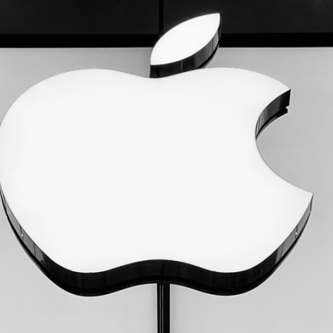 Η Apple ζητά αλλαγές στη νομοθεσία περί ανταγωνισμού και απειλεί με διακοπή πωλήσεων στην ΕΕ - Τι ζητάει από τις Βρυξέλλες ο κολοσσός της τεχνολογίας