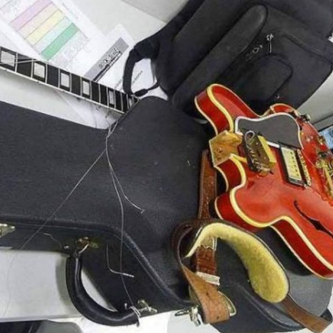 Η κιθάρα που έσπασε ο Λίαμ Γκάλαχερ τη βραδιά της διάλυσης των OASIS βγαίνει σε δημοπρασία © Artpèges