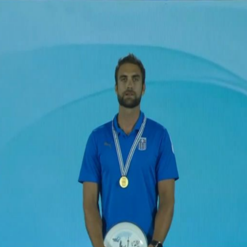 Στέφανος Ντούσκος: Η απονομή του χρυσού μεταλλίου και η ανάκρουση του Εθνικού Ύμνου