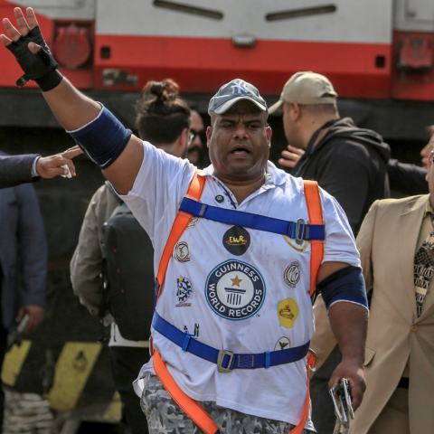 Αιγύπτιος παλαιστής τράβηξε με τα δόντια δύο σκάφη βάρους 1.150 τόνων © Mohamed Elshahed/Anadolu via Getty Images