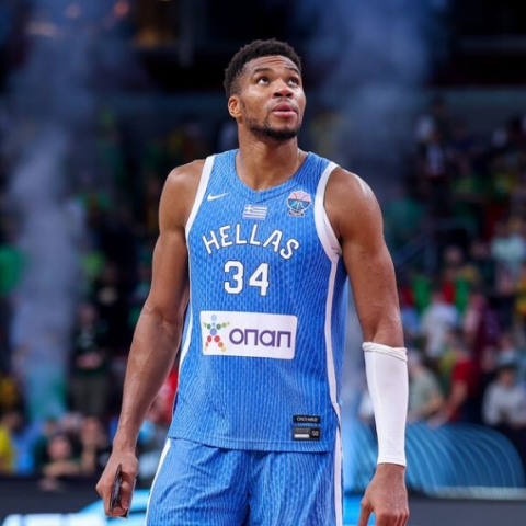 Γιάννης Αντετοκούνμπο: Επική φωτογραφία με μακρύ μαλλί και τζιν μπουφάν 