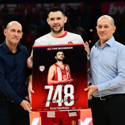 Ολυμπιακός: Οι Αγγελόπουλοι βράβευσαν τον ρέκορτμαν Παπανικολάου