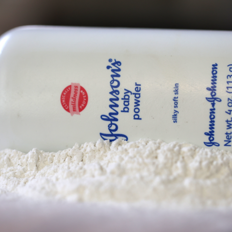 Μαζική αγωγή στο Ηνωμένο Βασίλειο κατά της Johnson & Johnson για την καρκινογόνα παιδική πούδρα