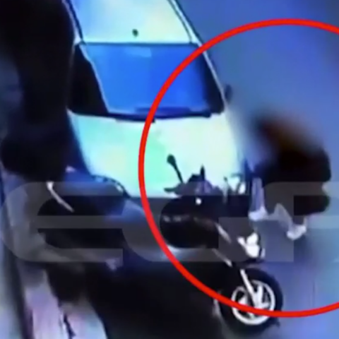 Γυναίκα φαίνεται να σκάει λάστιχα αυτοκινήτων 