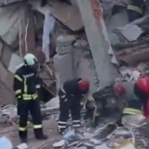 Κωνσταντινούπολη: Νεκρό ανασύρθηκε 12χρονο αγόρι από τα ερείπια της πολυκατοικίας που κατέρρευσε