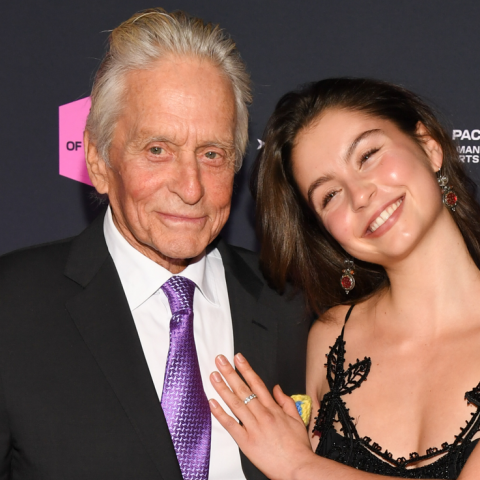 Κάθριν Ζέτα Τζόουνς: Η κόρη της εμφανίστηκε με vintage φόρεμα που είχε βάλει εκείνη πριν από 20 χρόνια - Η φωτογραφία που έγινε viral