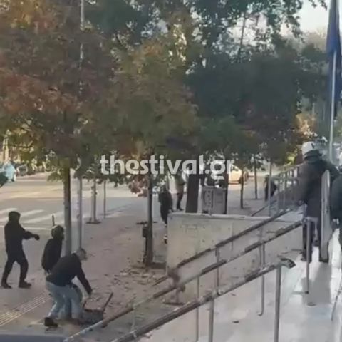 Δολοφονία Καμπανού: Ένταση έξω από τα δικαστήρια και δύο συλλήψεις