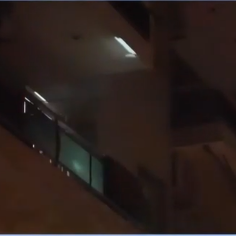 Νέος Κόσμος: Ισχυρή έκρηξη μετά από φωτιά σε διαμέρισμα 