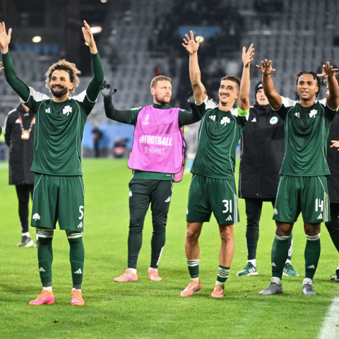 Οι παίκτες του Παναθηναϊκού πανηγυρίζουν με τους φιλάθλους της ομάδας που ταξίδεψαν μέχρι το Μάλμε