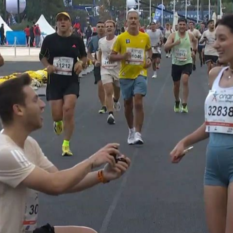 Η πιο ρομαντική στιγμή του Αυθεντικού Μαραθωνίου: Δρομέας δέχτηκε πρόταση γάμου στον τερματισμό των 10 χλμ.