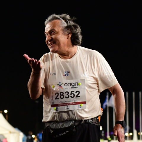 42ος Αυθεντικός Μαραθώνιος: Χειροκροτήματα και συγκίνηση για τον δρομέα που τερμάτισε τελευταίος