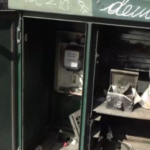 Ανοίγουν τις κολώνες φωτισμού και αφαιρούν τον χαλκό - Βυθίζονται στο σκοτάδι γειτονιές της Αθήνας