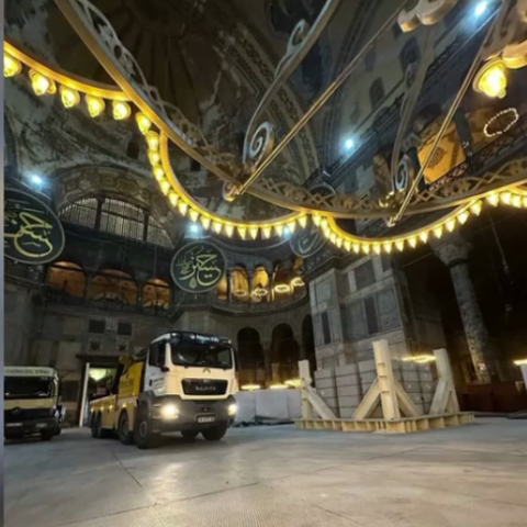 Αντιδράσεις για την παρουσία φορτηγών μέσα στην Αγία Σοφία 