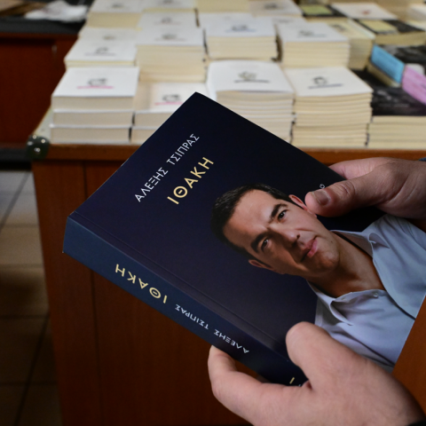 Άνδρας ταξίδεψε από τα Τρίκαλα στην Αθήνα για να πάρει από τους πρώτους το βιβλίο του Αλέξη Τσίπρα - Τι δήλωσε μετά την αγορά του