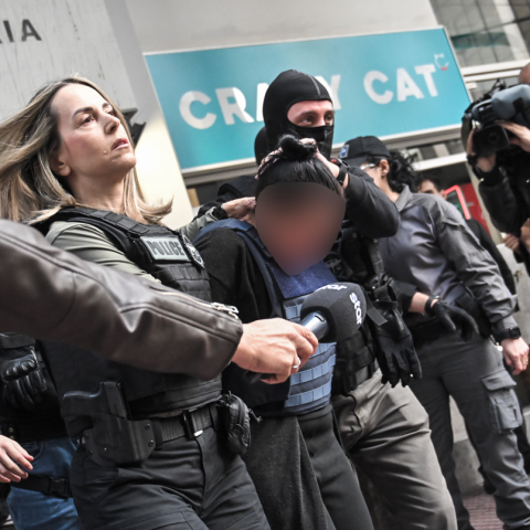 Στα δικαστήρια Πειραιά η 46χρονη που σκότωσε την πεθερά της στη Σαλαμίνα 