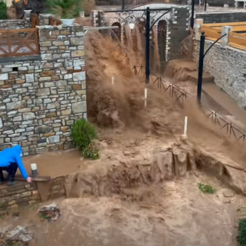 Πλημμυρισμένος δρόμος στη Θάσο