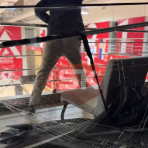 Χαμός μετά τη φυγή Ομπράντοβιτς – Σπασμένα τζάμια και φωτοβολίδες στην «Belgrade Arena»