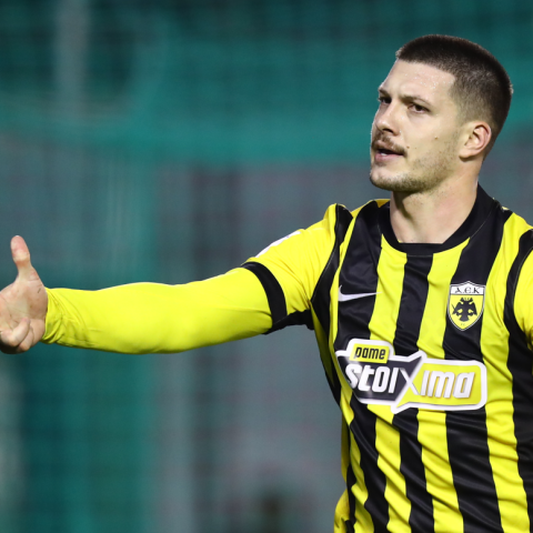 Ο Γιόβιτς της ΑΕΚ έγινε ο πρώτος παίκτης που πετυχαίνει χατ τρικ εκτός έδρας, σε αθηναϊκό ντέρμπι