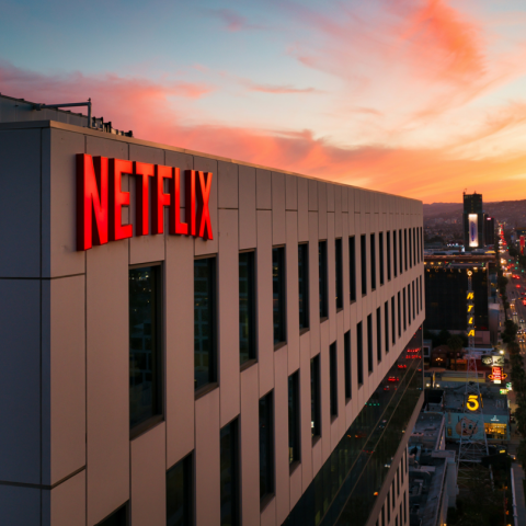 Η Netflix υπέβαλε νέα, βελτιωμένη προσφορά για την Warner Bros Discovery - Στα 74 δισεκατομμύρια δολάρια αποτιμάται η αξία της