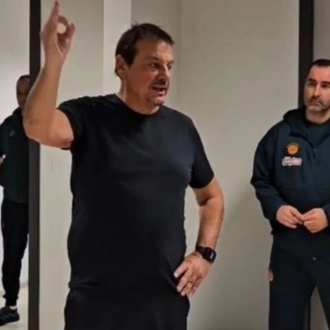 Το «ευχαριστώ» του Αταμάν στα αποδυτήρια: Μου έβριζαν τη μάνα, δώσατε την απάντηση στο παρκέ