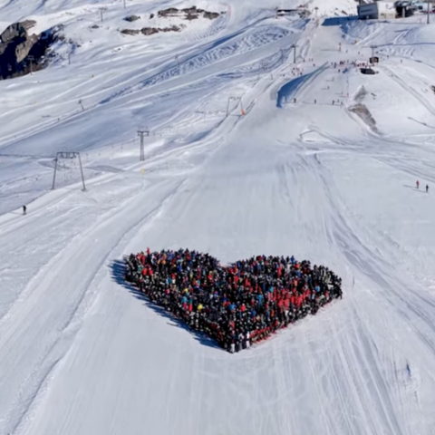 Σκιέρ σχημάτισαν μία καρδιά στο χιόνι για τα θύματα της τραγωδίας στο Κραν-Μοντανά