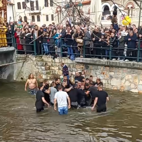 Θεοφάνια 2026: Στη Φλώρινα βούτηξαν για τον Σταυρό και πιάστηκαν στα χέρια - Δείτε το βίντεο