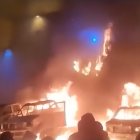 Διαδηλωτές έχουν βάλει φωτιά σε αυτοκίνητα στο Ιράν