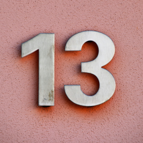 Τρίτη και 13: Γιατί η σημερινή ημέρα θεωρείται γρουσούζικη και κάποιοι αποφεύγουν ακόμα και να βγουν από το σπίτι τους