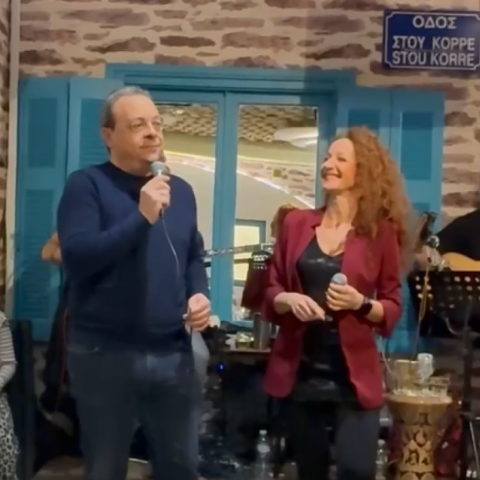 Ο Σωκράτης Φάμελλος τραγούδησε το «Δίχτυ» στην κοπή της πίτας των εργαζομένων του ΣΥΡΙΖΑ