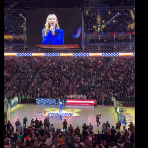 NBA: Φίλαθλος διέκοψε τον εθνικό ύμνο των ΗΠΑ σε αγώνα στη Βρετανία φωνάζοντας για την Γροιλανδία και αποθεώθηκε