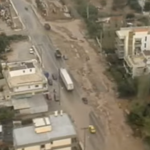 Εικόνα από το ρεπορτάζ του Ant1 για τις πλημμύρες του 1993 στα νότια προάστια της Αττικής