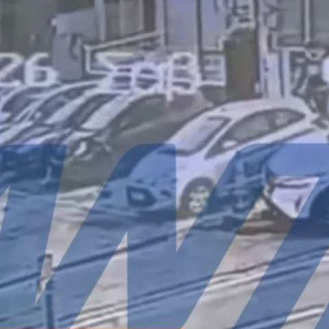 Βριλήσσια: Η στιγμή που ο άνδρας παρασύρει την υπάλληλο των ΕΛΤΑ - Διαφώνησαν για ένα δέμα