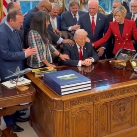 Ο Τραμπ και οι πάστορες προσευχήθηκαν στο Οβάλ Γραφείο για την επιτυχία των ΗΠΑ στον πόλεμο με το Ιράν