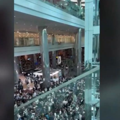 Χάος στο αεροδρόμιο του Ντουμπάι από χιλιάδες εγκλωβισμένους μετά την αναστολή πτήσεων