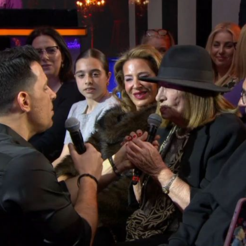 Ο Θοδωρής Φέρρης τραγούδησε μαζί με τη μητέρα του και συγκίνησε - «Ωραία που τα λες, μα έλα που σε ξέρω»