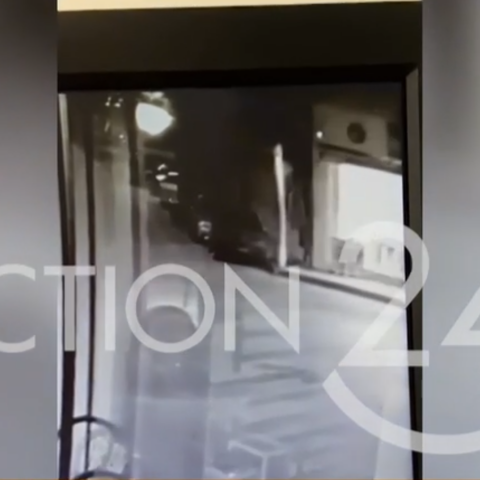 Η στιγμή του εμπρησμού της καφετέριας στους Αγίους Αναργύρους - Δείτε το βίντεο