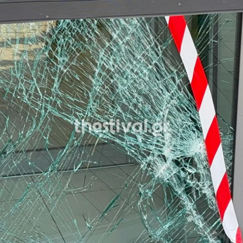 Κατεστραμμένη τζαμαρία τράπεζας