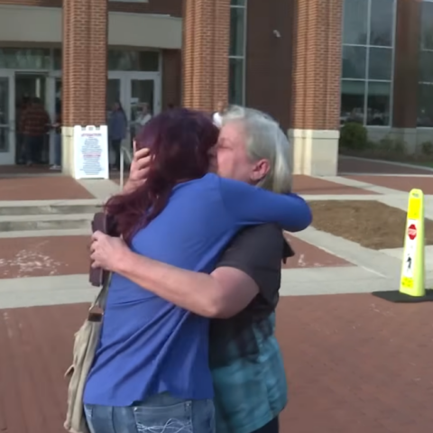 Η συγκλονιστική στιγμή της επανένωσης μητέρας - κόρης μετά από 24 χρόνια - Η υπόθεση της Μισέλ Χάντλεϊ Σμιθ