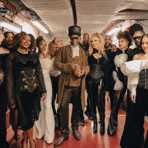 Jazzie B: Ο εμβληματικός αρχιτέκτονας του ήχου των Soul II Soul μιλά για τη μουσική ως εμπειρία ζωής, πριν τη συναυλία τους στο Sani Festival 2026.