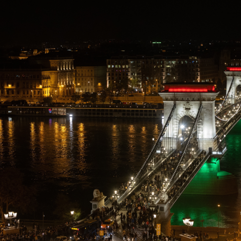 Ξέφρενοι πανηγυρισμοί στη Βουδαπέστη μετά την εκθρόνιση του Όρμπαν
